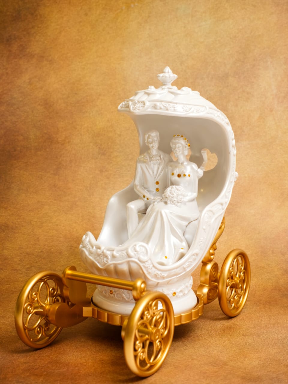 Romantic Couple Showpiece for Home Décor