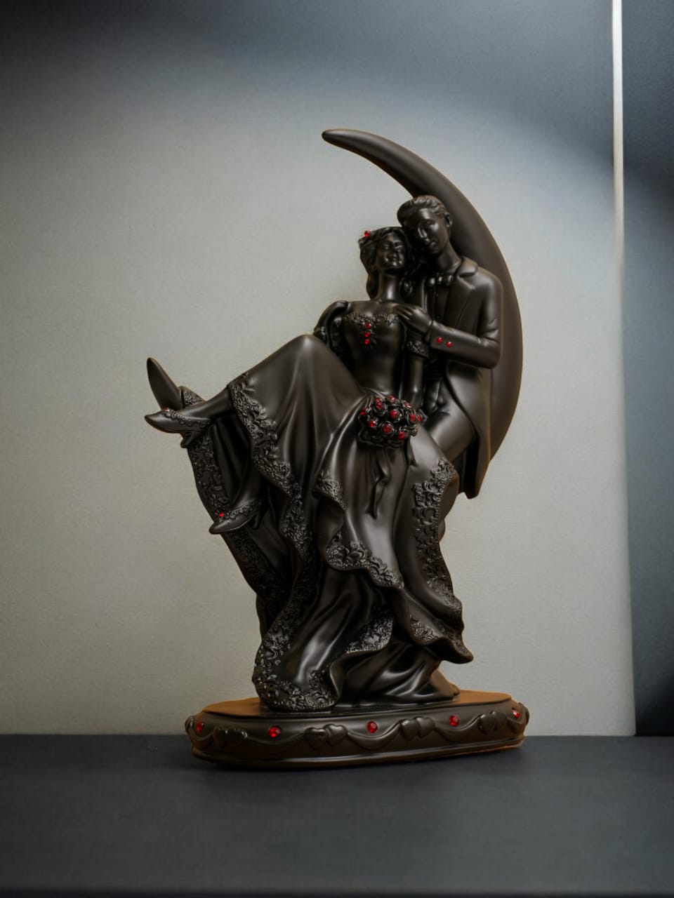 Romantic Couple Showpiece for Home Décor