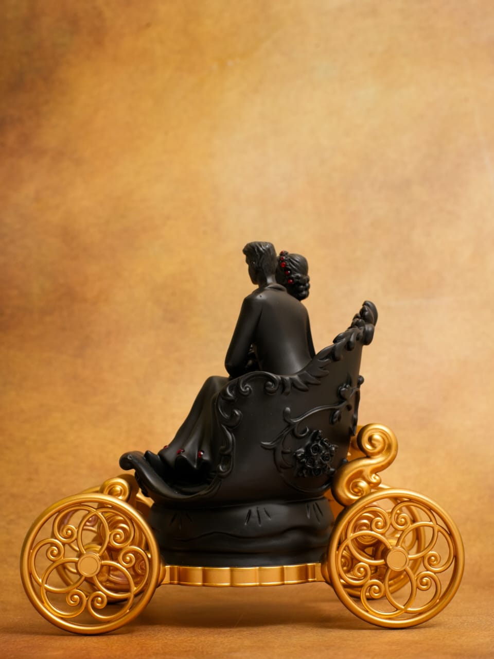 Romantic Couple Showpiece for Home Décor