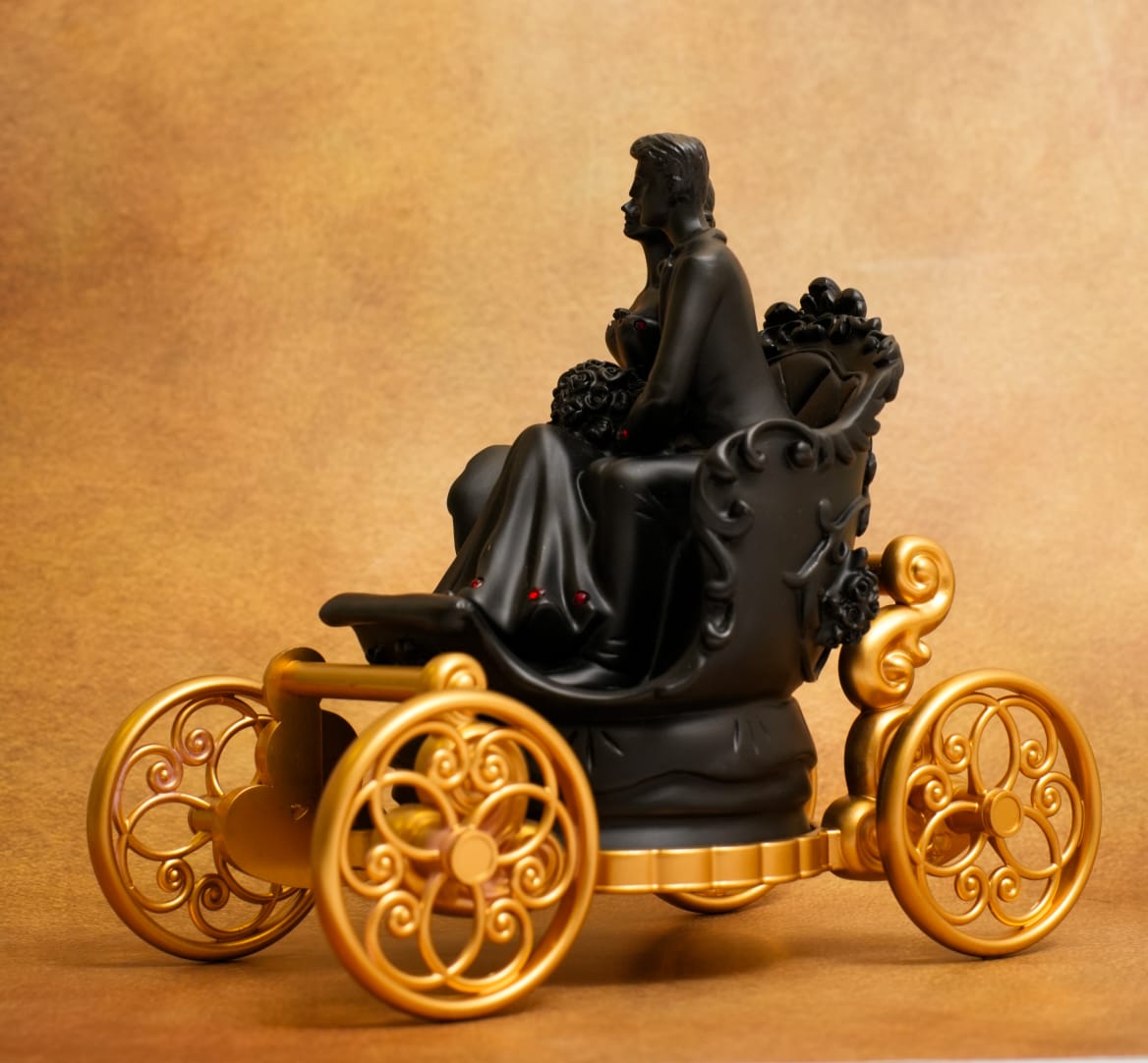 Romantic Couple Showpiece for Home Décor