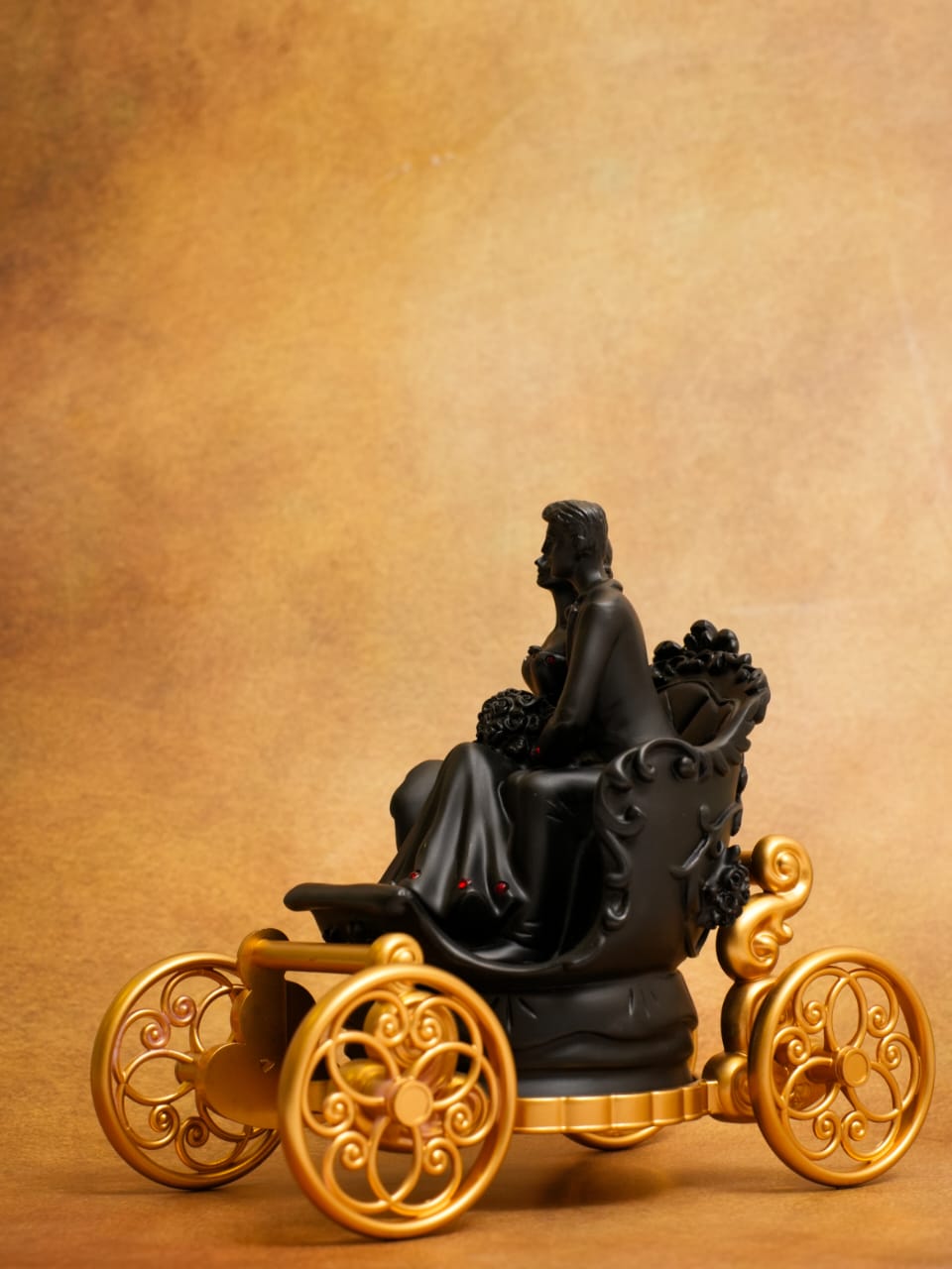 Romantic Couple Showpiece for Home Décor