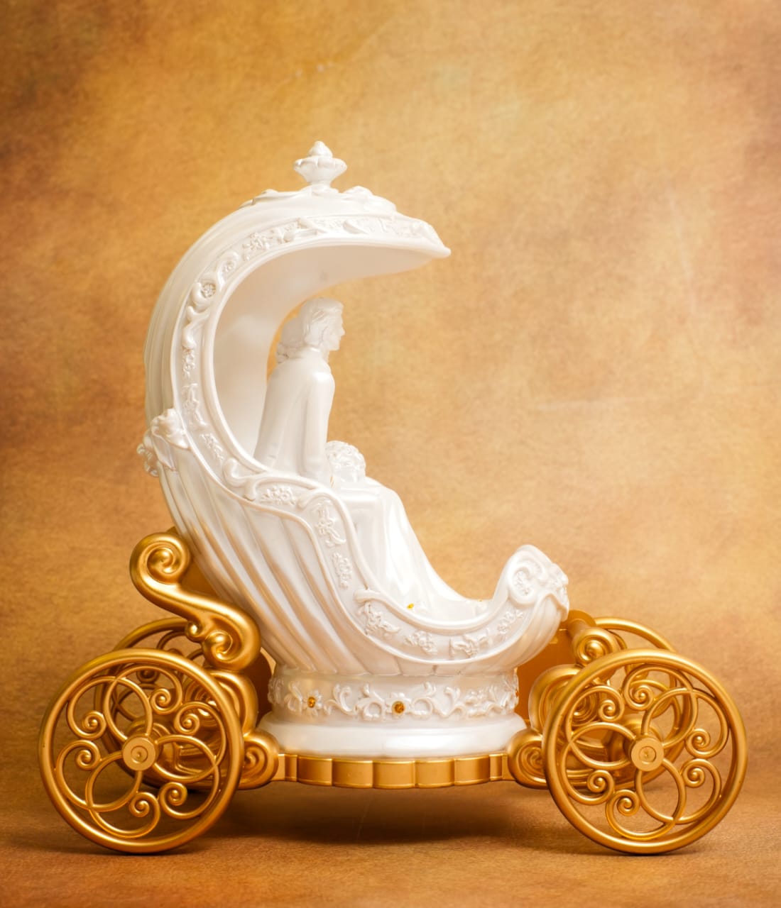Romantic Couple Showpiece for Home Décor