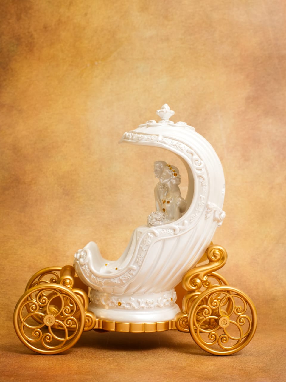 Romantic Couple Showpiece for Home Décor