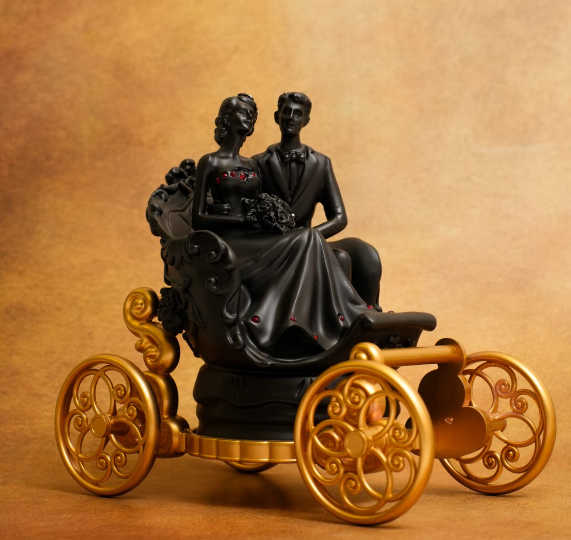 Romantic Couple Showpiece for Home Décor