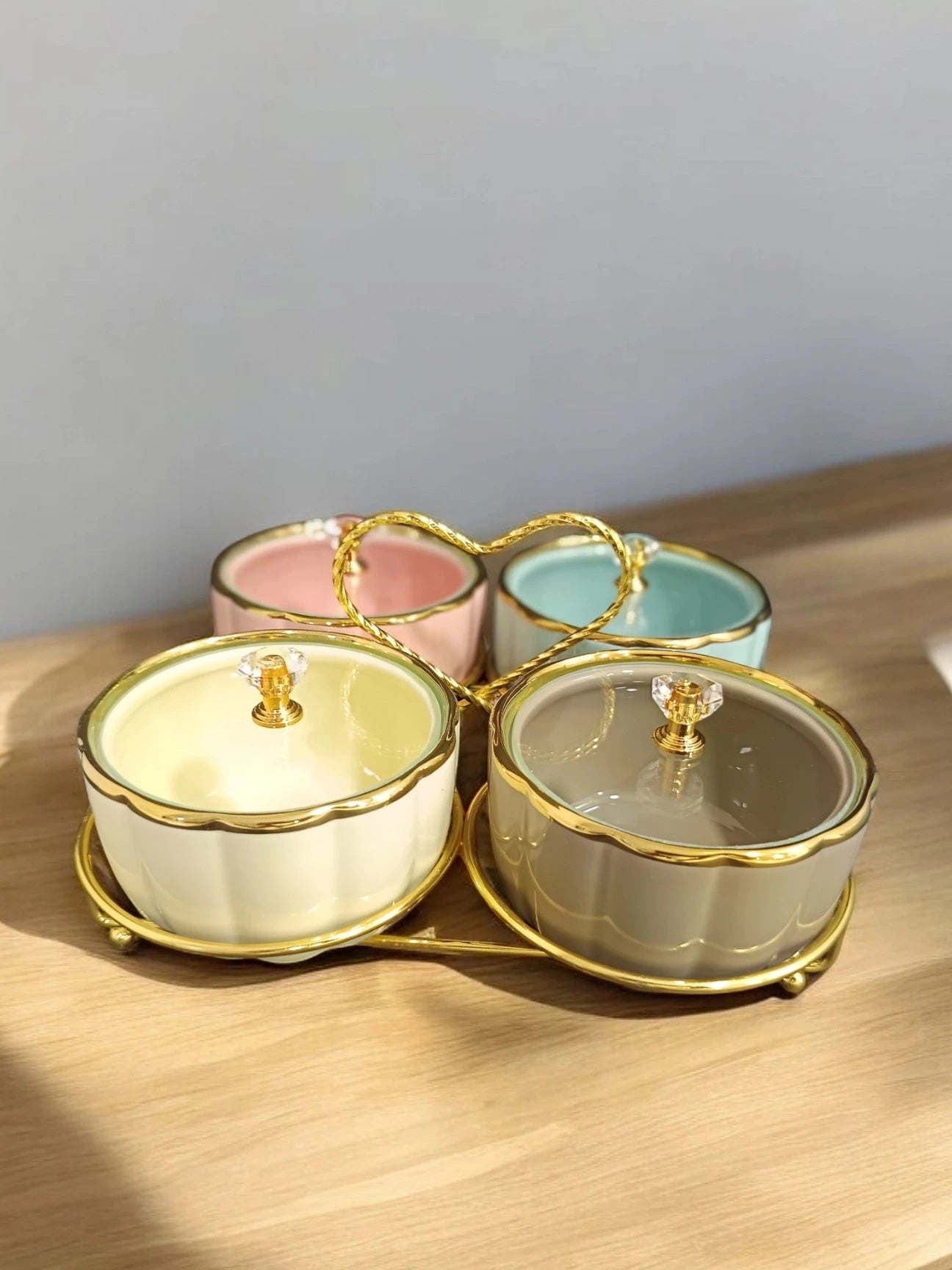 Set of 4 Bowls with Lid & Handle
