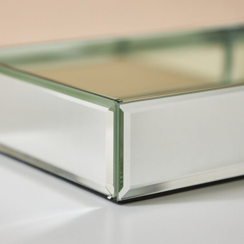 Mirrored tray corner close-up