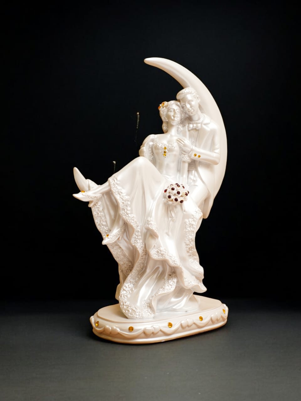 🎁 Romantic Couple Showpiece for Home Décor (Discount)