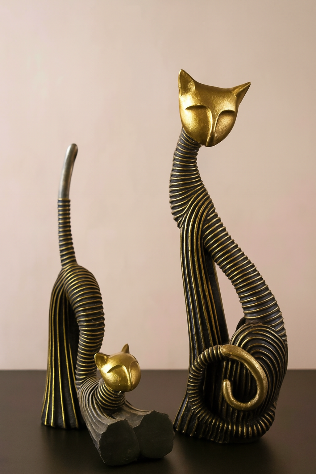 Abstract Cat Sculptures – Modern Art Decor